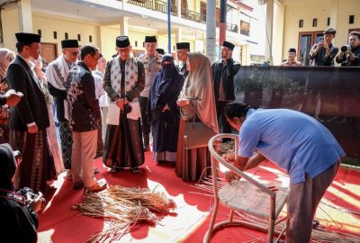 Sandiaga Belanja Kursi Eceng Gondok dan Rotan di Ponpes Bina Madani Putri