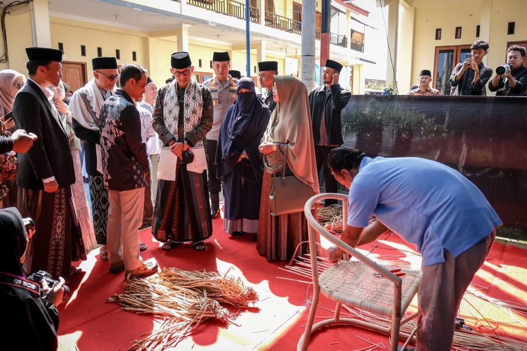 Sandiaga Belanja Kursi Eceng Gondok dan Rotan di Ponpes Bina Madani Putri