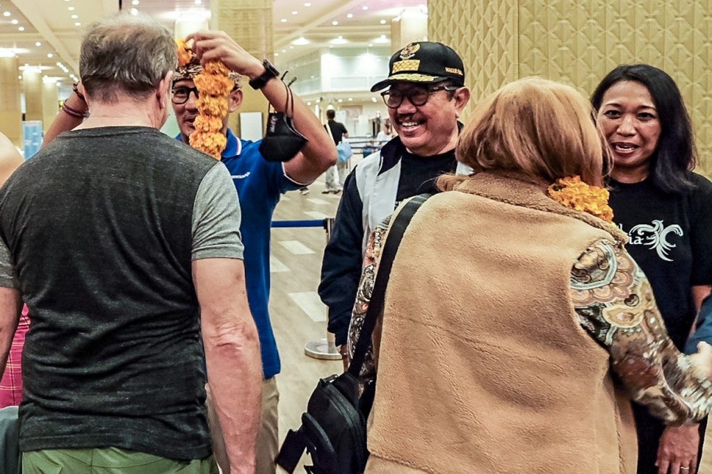 Sandiaga Uno Sambut Wisman Pertama di Tahun 2023