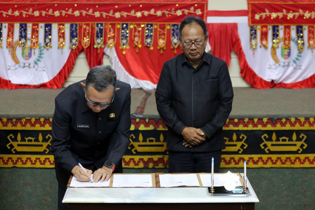 Sekdaprov dan Ketua DPRD Lampung Tandatangani Nota KUA-PPAS APBD Provinsi Lampung 2025