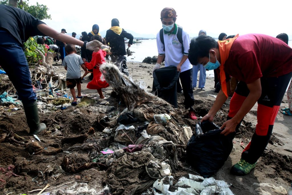 Siswa Pecinta Alam Inisiasi Aksi Bersih Pantai dan Tanam 1000 Mangrove