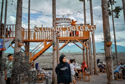 Santai Menikmati Suasana Taman BMJ