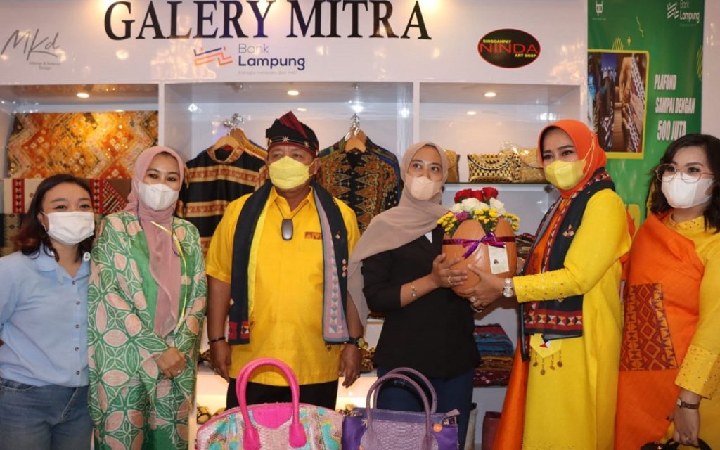 Gubernur Lampung di stand UMKM peserta Lampung Craft 2021