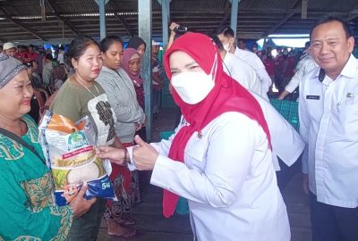 Wali Kota Serahkan Bantuan pada Nelayan dan Warga TPI