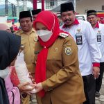 Wali Kota Serahkan Bantuan Beras Baznas pada Warga