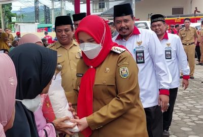Wali Kota Serahkan Bantuan Beras Baznas pada Warga