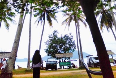 Barisan Pohon Kelapa dan Suara Ombak di Pantai Ketapang