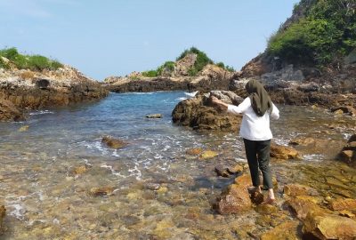 Pantai Tapak Kera Masih Sangat Alami dengan Airnya yang Jernih