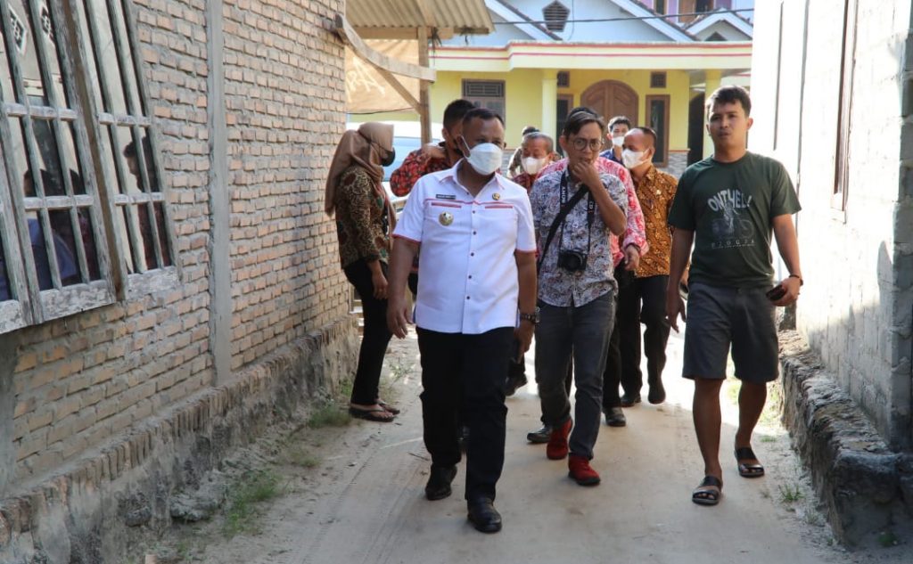 Bupati Nanang Ermanto Berikan Bantuan Bedah Rumah untuk Warganya
