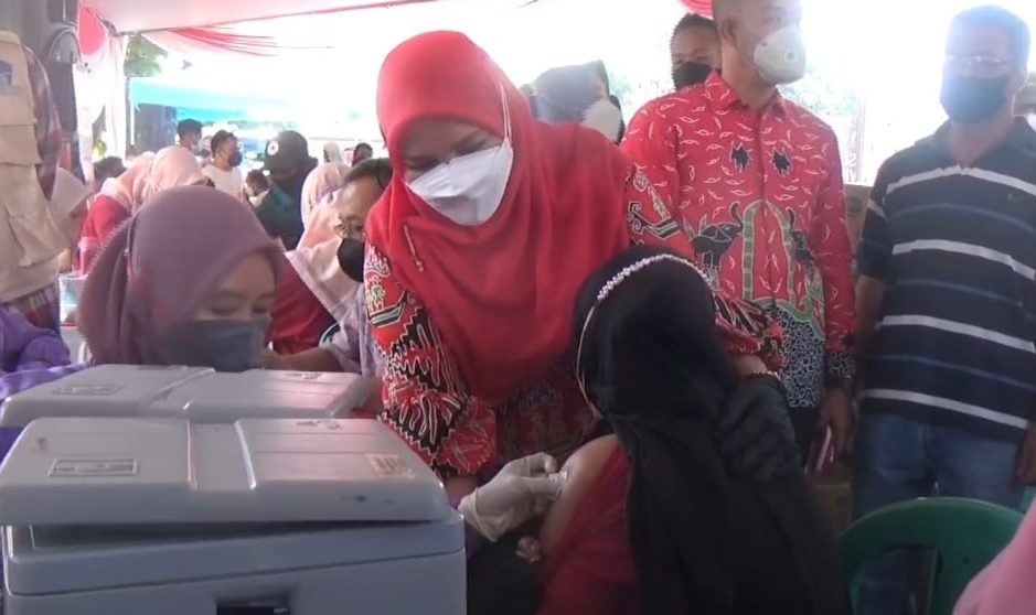 Foto Bunda Eva Dwiana Saat Memantau Vaksinasi di Lapangan enggal Bandar Lampung || Foto Ist