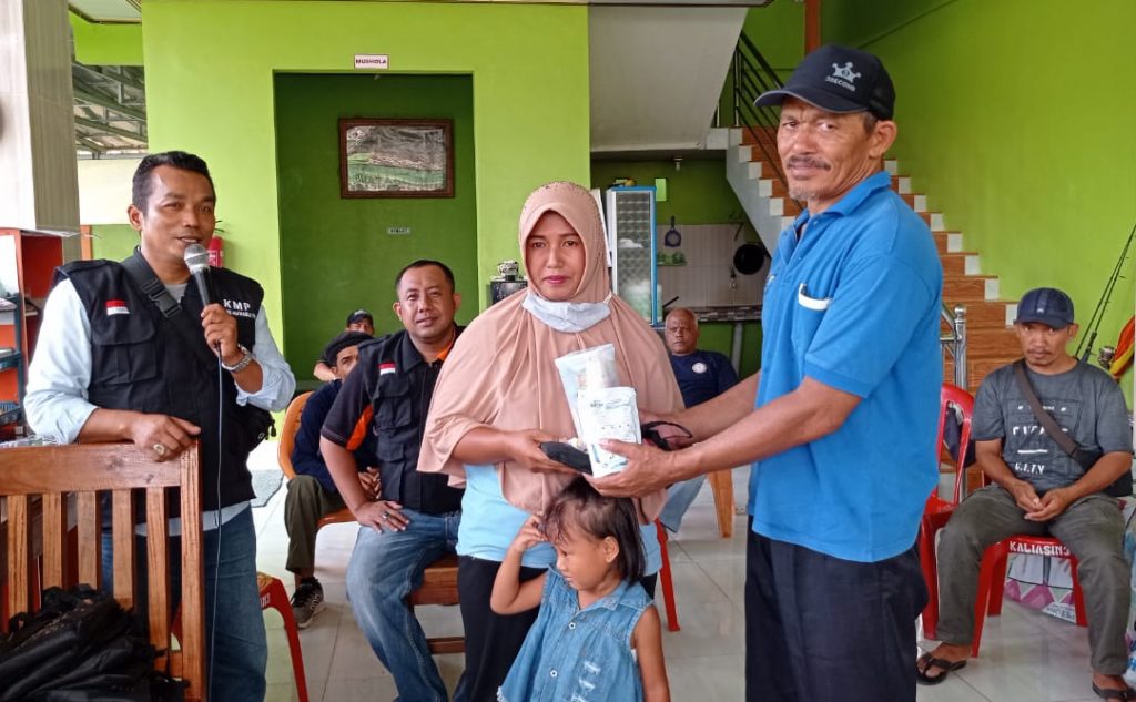 KMP dan PAWAI Bagikan Jilbab dan Paket Kebersihan Balita