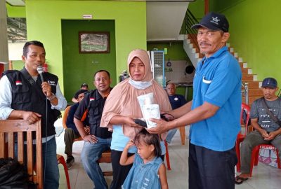 KMP dan PAWAI Bagikan Jilbab dan Paket Kebersihan Balita