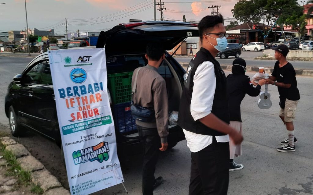 Bersama ACT, MT Al Ikhlas Babussalam Bagikan Takjil selama Ramadhan