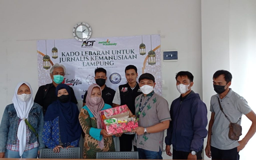 ACT Bandar Lampung Bagikan Kado Lebaran untuk Jurnalis Kemanusiaan Lampung