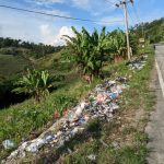 Sampah Berserakan di Pinggir Jalan Lintas Sumatera Desa Hatta