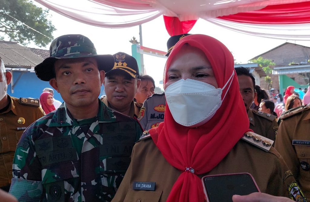 Wali Kota Bandar Lampung Eva Dwiana bersama Dandim 0410/KBL Letkol Arm Tri Arto saat diwawancarai || Travel2Lampung