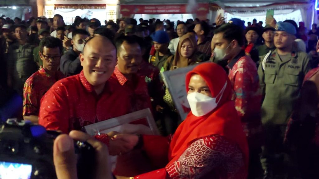 Terlihat Personel Sat Pol PP Bandar Lampung sedang mengamankan saat Wali Kota Bandar Lampung tengah memberikan penghargaan OPD || Foto Travel2Lampung