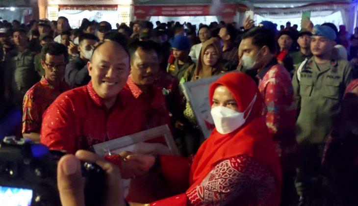 Terlihat Personel Sat Pol PP Bandar Lampung sedang mengamankan saat Wali Kota Bandar Lampung tengah memberikan penghargaan OPD || Foto Travel2Lampung