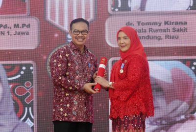 Eva Dwiana Terima Penghargaan BKKBN