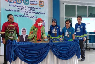 Wali Kota Eva Dwiana Serahkan Hibah Gedung FT UNILA