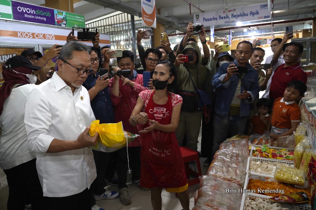 Zulkifli Hasan Pimpin Pelaksanaan Operasi Pasar Beras di Pasar Legi Surakarta