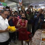 Zulkifli Hasan Pimpin Pelaksanaan Operasi Pasar Beras di Pasar Legi Surakarta