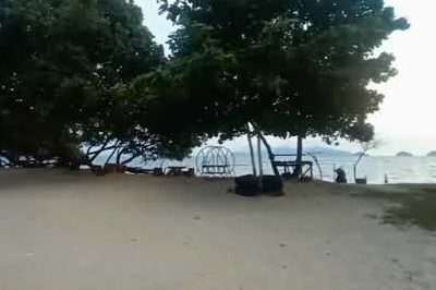 Pengunjung Pantai Setigi Heni akan Disambut oleh Deburan Ombak